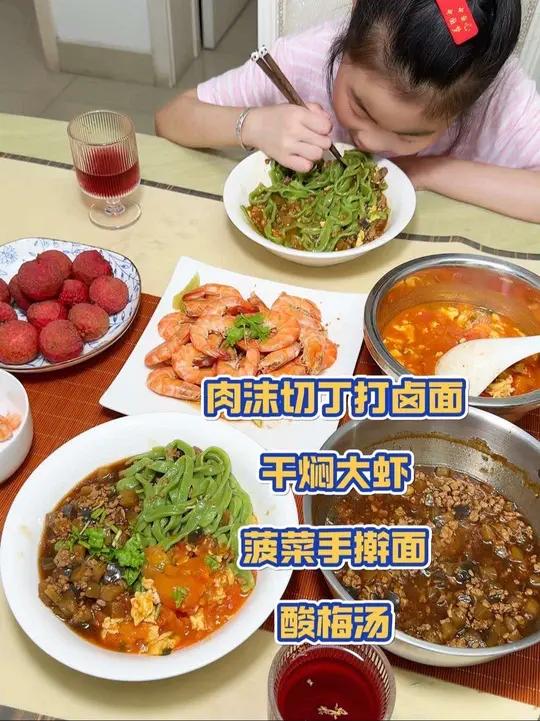 这个天气吃一碗手擀打卤面,配碗酸梅汤真的太舒服了～做了两种卤子,推荐这个肉沫茄丁卤子,超级
