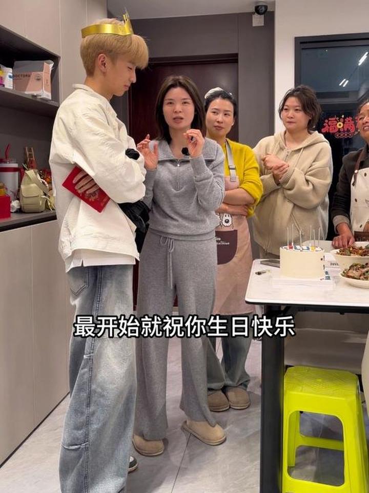 老弟18岁生日，亲手做的蛋糕超好吃