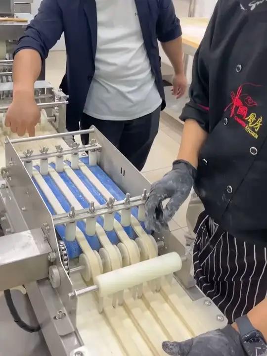 全自动油条机,同时出4根油条,机器长度4.85米,宽55厘米