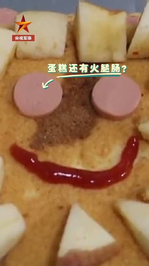 「军犬5岁生日现场表演蛋糕消失术」“今天是你5岁生日,特意给你准备了生日蛋糕!”苹果、火腿
