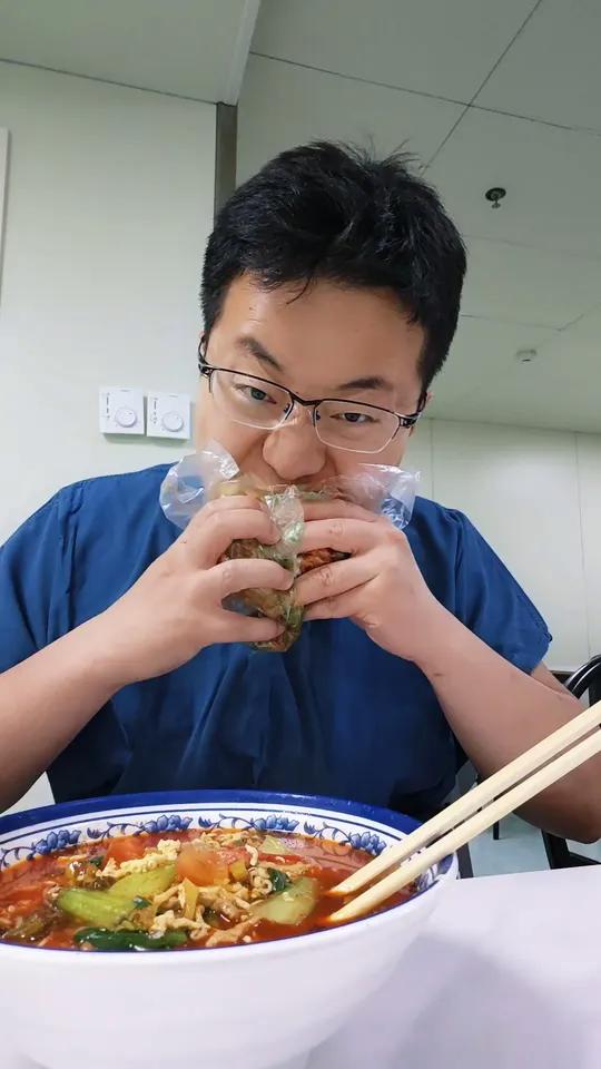 晚九点医院提供的手术室爱心夜宵。这是今天吃的第一顿正餐热饭,太好吃了外科医生日常vlog普