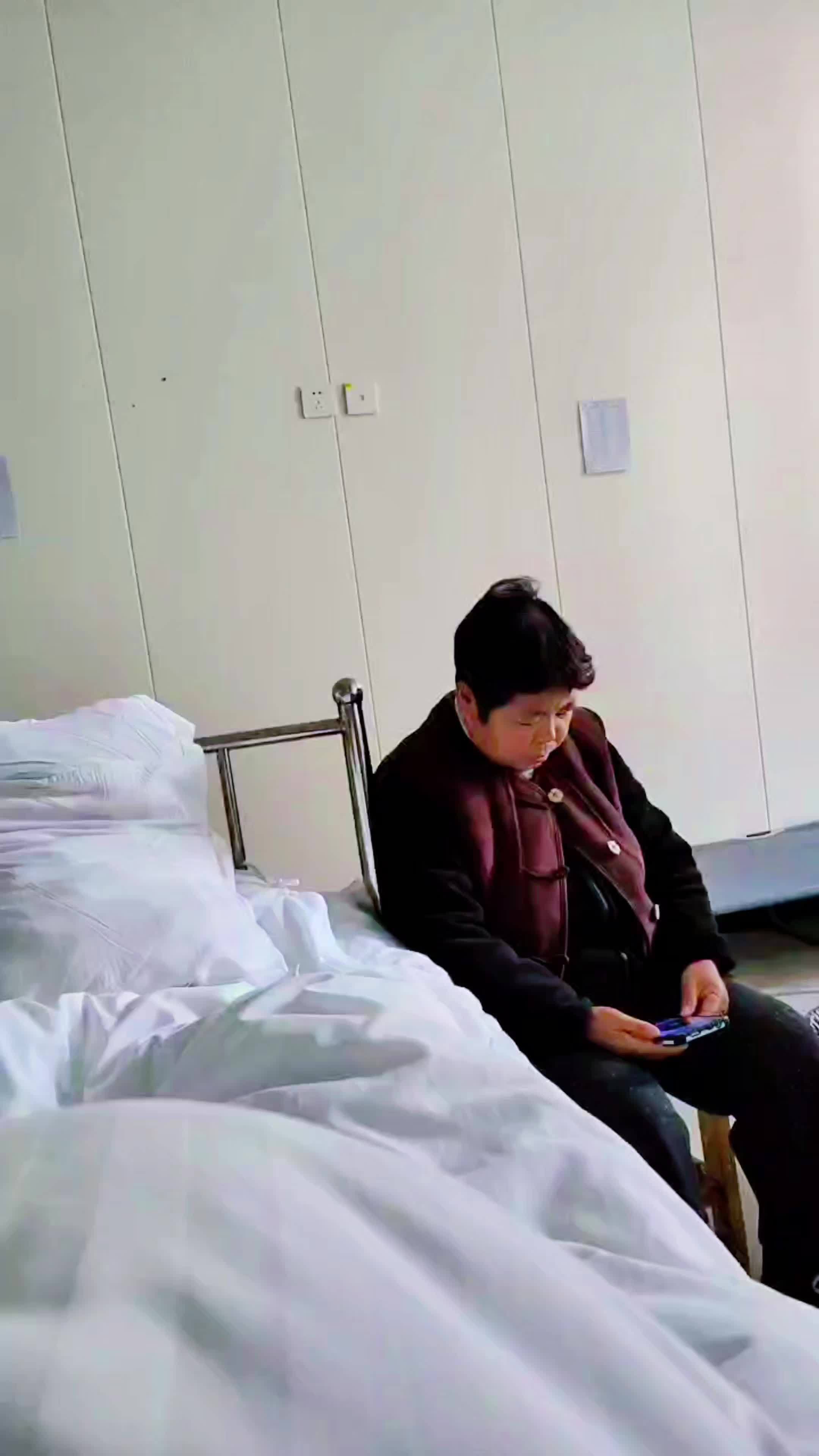 麻麻前天一直想买保温的饭碗,带盖子的,我说买它干啥有饭盒,昨天姐姐一来,麻麻就一直闹着去超
