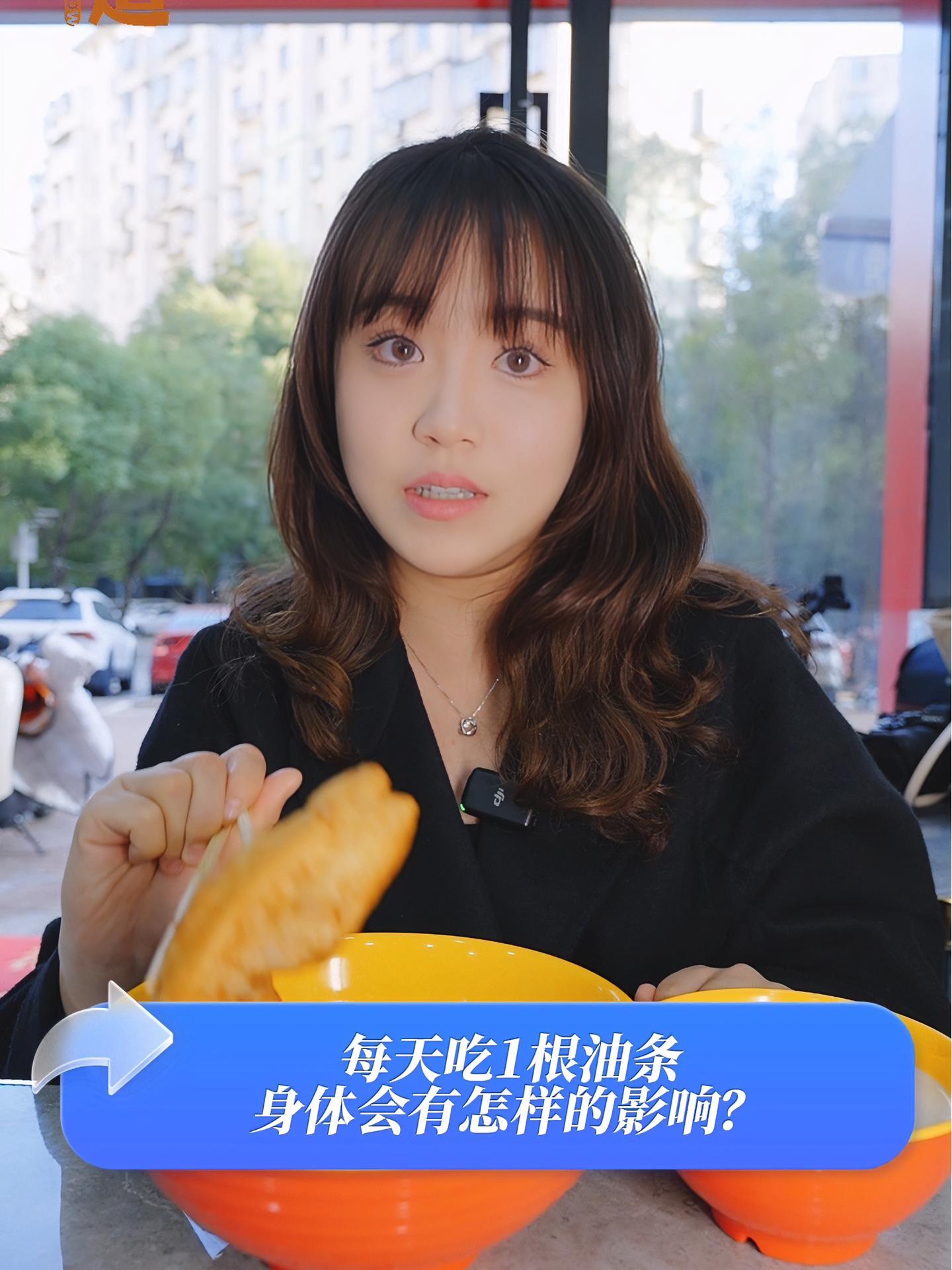 油条可是早餐界的“扛把子”!豆浆油条是很多人的早餐必备,但油条却是众多主食中“不健康”的代