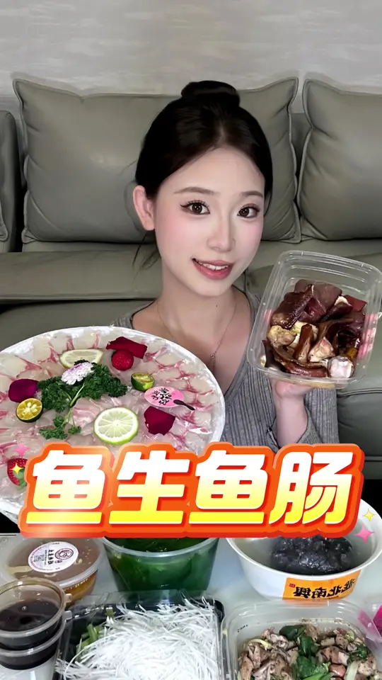 潮汕女人下班后吃个鱼生,感受潮汕美食的烟火气