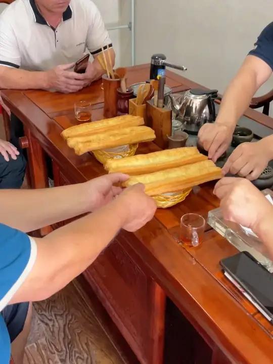 油条免费试吃哈,亲眼看了品尝了就有发言权了