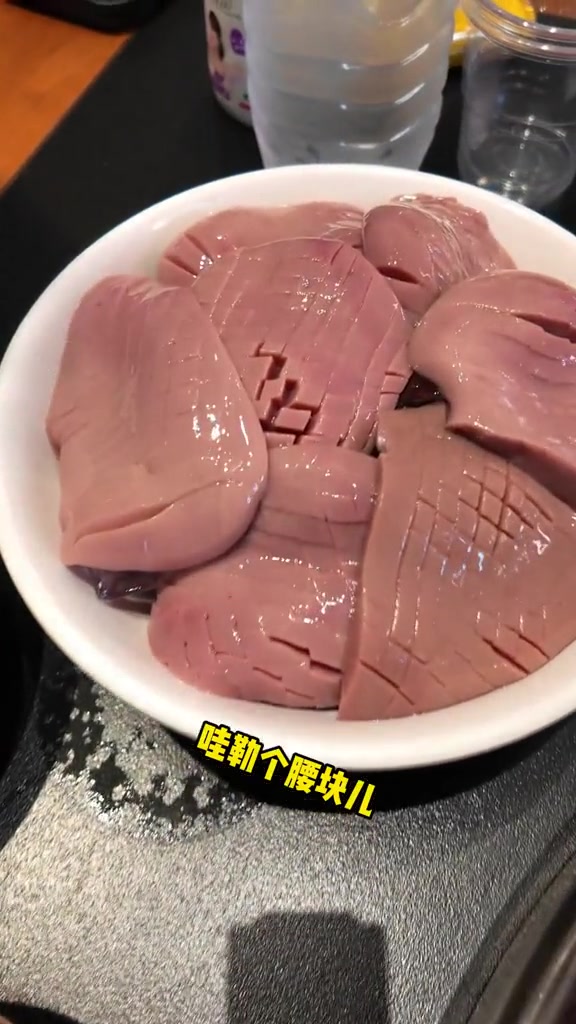 重庆万象城附近菜品惊艳的火锅，鱿鱼卷超脆超满足