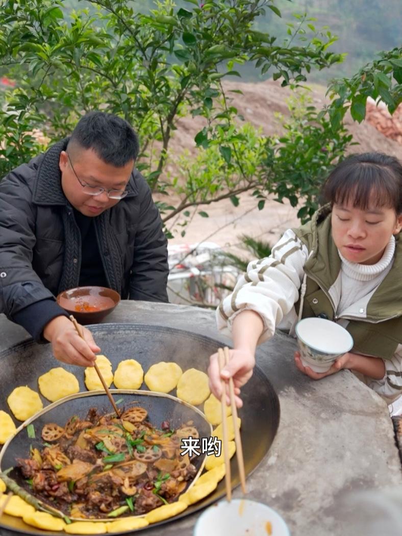 老爸又重新打个新灶，第一次开张炖一锅柴火鸡打牙祭 这只鸡活着感觉太可怜了，炖了也算是一种解