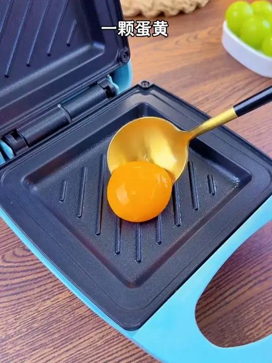 小朋友都喜欢吃三明治，其实在家几分钟就能完成，喜欢吃什么夹什么，简单营养又好吃