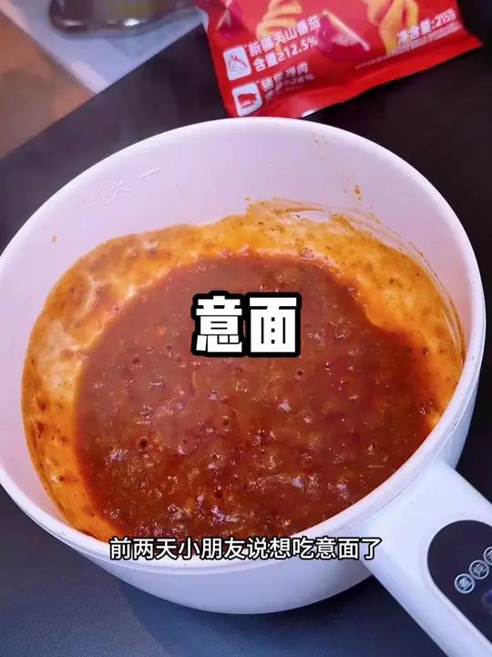 没有哪个宝宝能拒绝的了这个番茄肉酱意面！宝宝一口接一口好吃到停不下来，来不及做饭就给宝宝煮