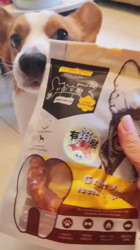 夹心带鸡肉馅的鸡肉磨牙甜甜圈,一袋两个磨牙解馋还消耗精力!