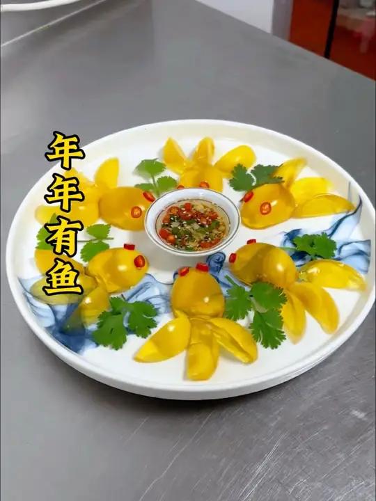 皮蛋简单操作就能做出金鱼的样子,再配上酸辣可口的酱汁。做法简单,快捷,方便