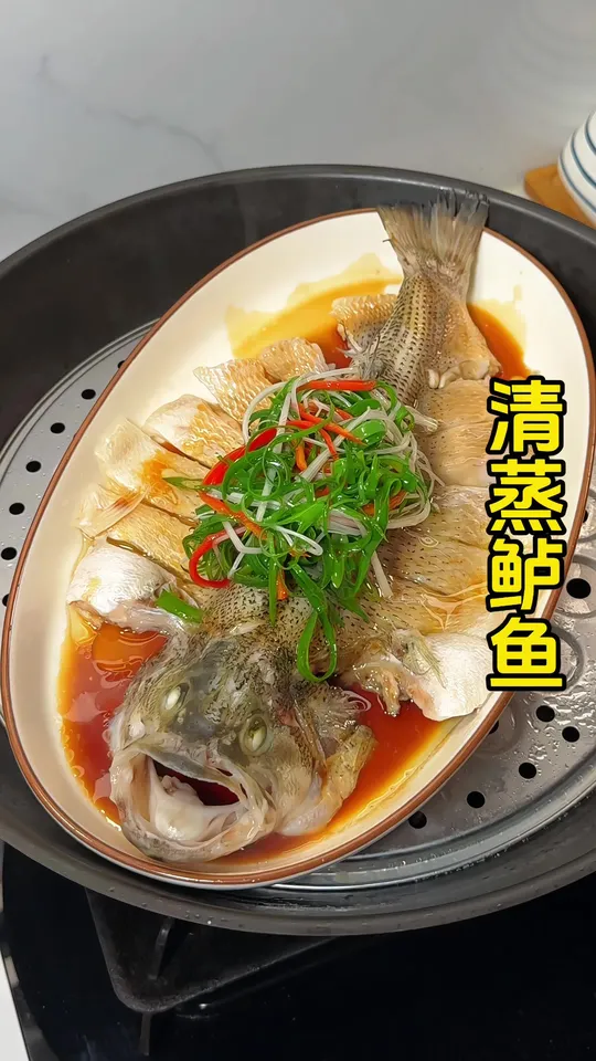 年夜饭必备的第八道菜清蒸鲈鱼，这样做肉质鲜嫩可口，营养丰富，大人小孩都爱吃
