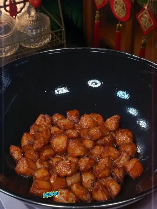 真没想到猪肉还能这样做，跟荷塘三宝炒一炒，焦香可口，营养丰富，孩子一口一个特别爱吃 荷塘三