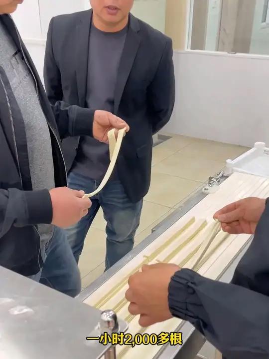 全国各地的餐饮人来看机器做油条,解放双手不用辛苦做了