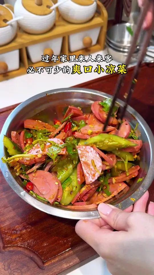 这个青岛老火腿Q弹爽口,满满的大块肉 还带着一点果木熏香的味道,炒着吃拌着吃都好吃,过年餐