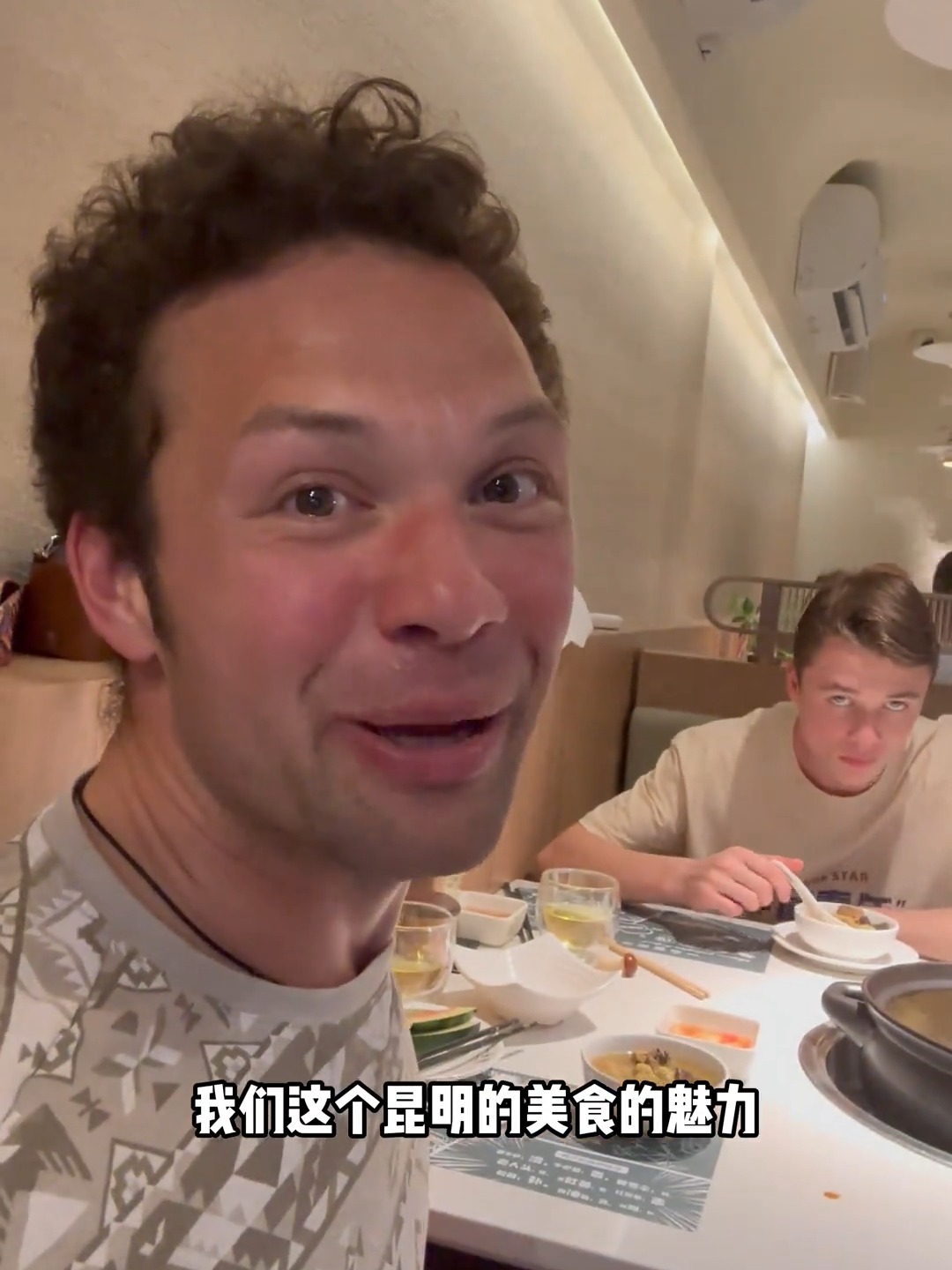 外国亲戚第一次吃昆明菌汤火锅,说是吃的最满意的一顿!