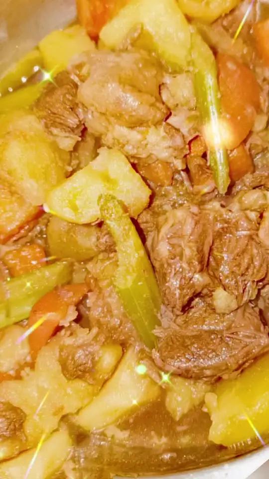 土豆胡萝卜芹菜炖牛肉,糖醋尖椒鸡蛋,蚝油生菜!