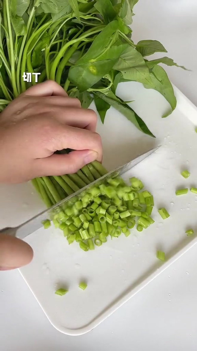 又香又嫩的空心菜和外婆菜一起炒,咸香入味,香辣下饭
