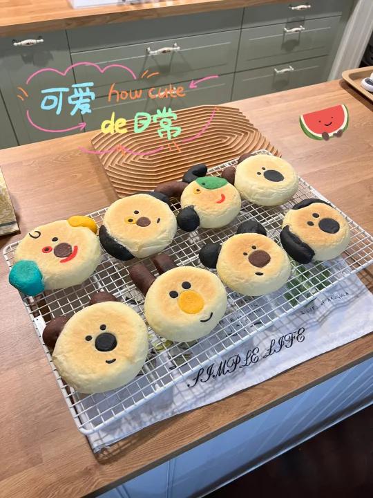 我靠这个面包,领养了很多互联网女儿