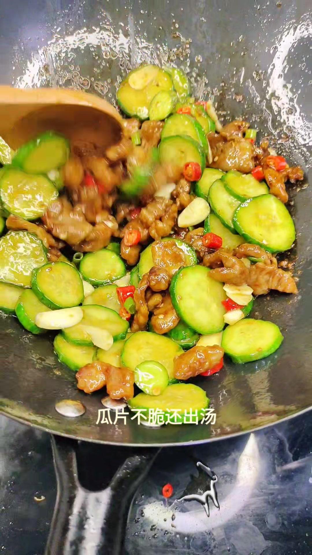 男人会做饭,竞争对手少一半。是不是做的太好,连一半的机会都没了?黄瓜炒肉 家常菜 妈呀太香