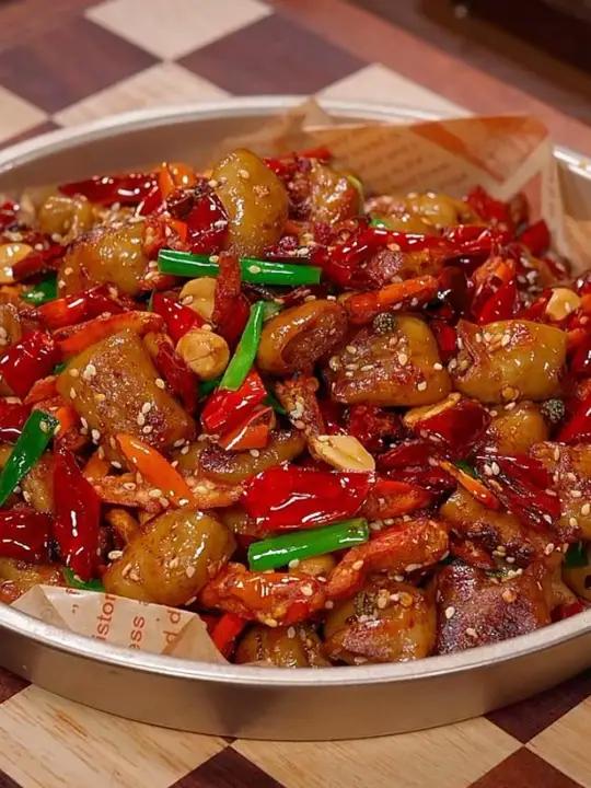 肥肠的做法千千万，这道辣子非常你一定要试试，麻辣脆嫩，一口一个真的是太香太好吃了