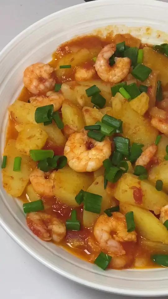 今日份减脂午餐,番茄虾仁烩土豆 优质碳水:土豆,优质蛋白:虾仁,膳食纤维:番茄生活化减脂吃