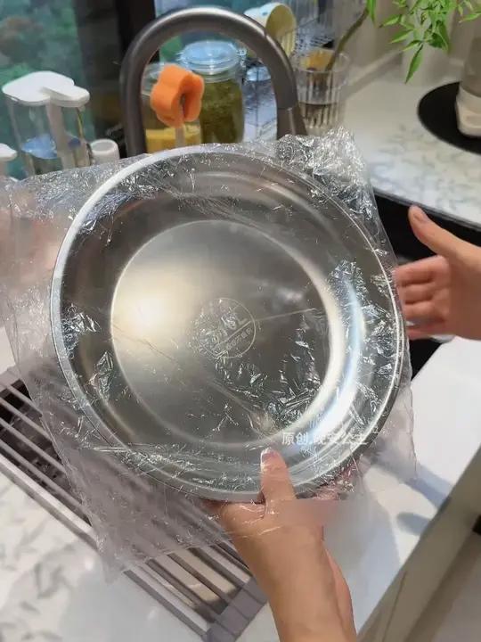 结实又抗造的大不锈钢盘，吃瓜 小龙虾 大盘鸡 都好用，平时还能做配菜盘！