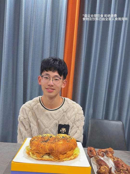 今天给儿子准备了塔斯汀大汉堡,内蒙大羊腿,和一杯大可乐?