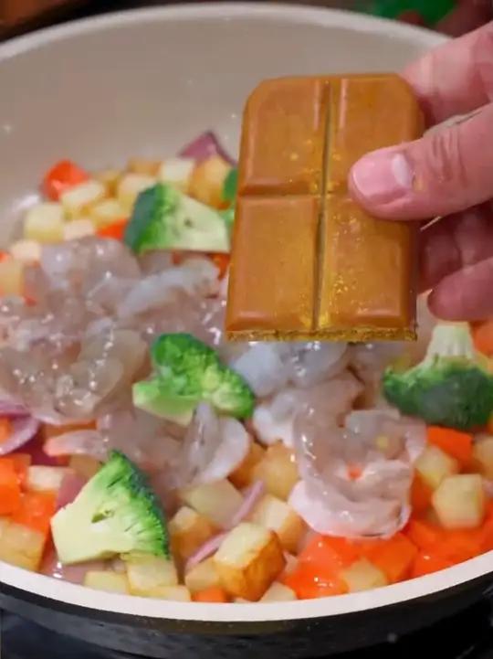 蒸米饭的时候放半个菠萝,没想到会这么好吃,西餐厅一份大几十,在家自己做简单又好吃我的厨房日