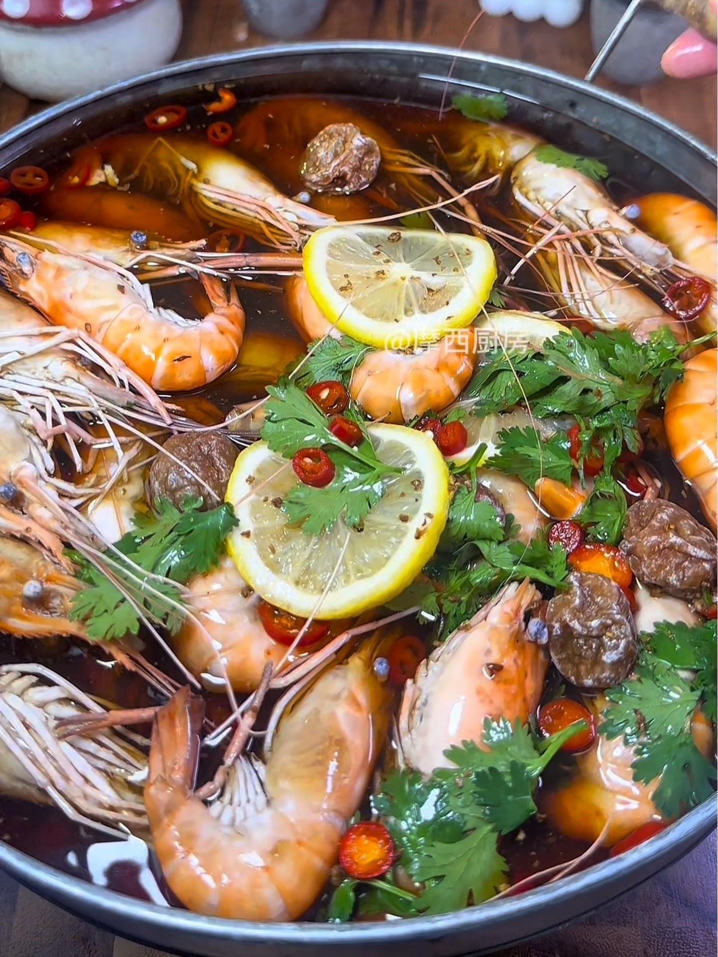 夏天来点凉快美食 天热吃不下饭？就想整点凉飕飕的！做个花雕熟醉罗氏虾又简单又好吃！吃完还惦