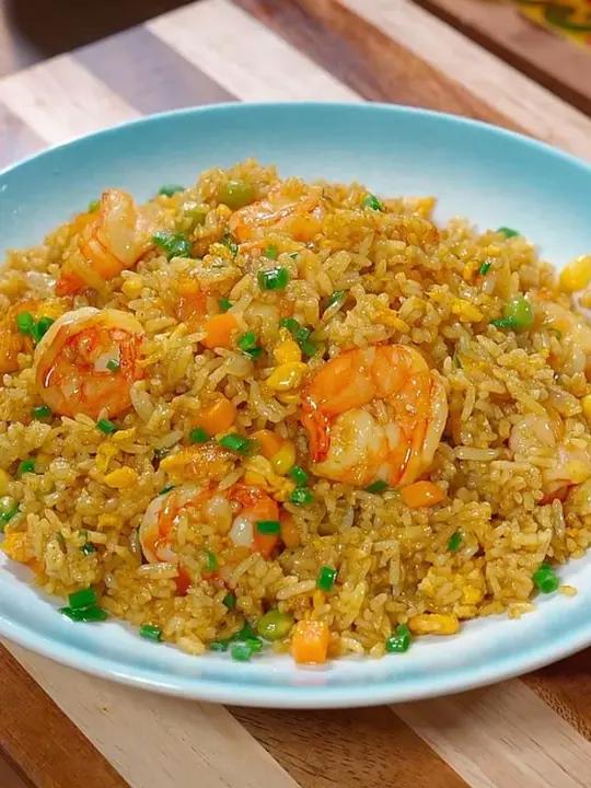 家里有孩子挑食不爱吃饭的，你就给他试试这个咖喱炒饭，香气扑鼻，炒饭粒粒分明，孩子每次都能吃