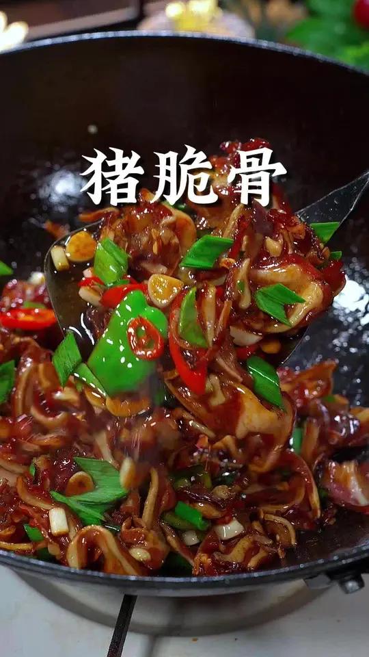 里来客人就给他做这个辣炒猪脆骨