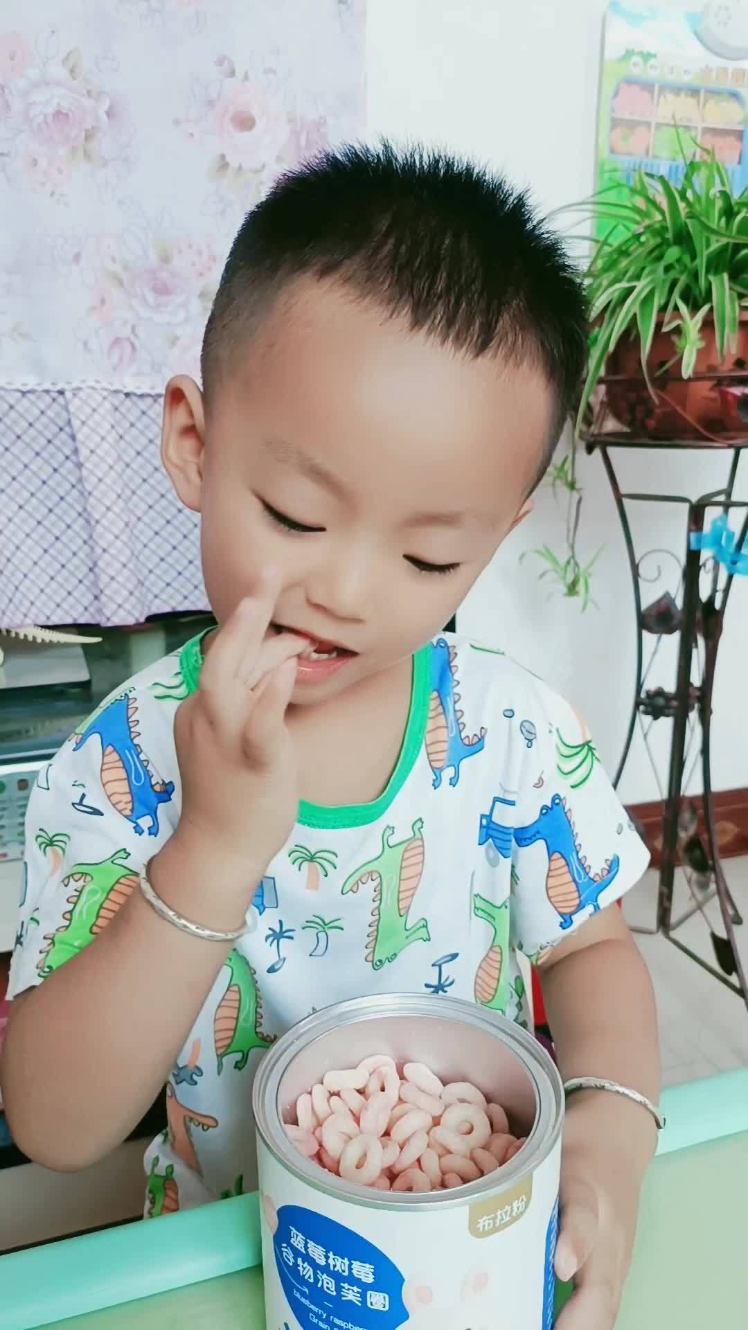 宝宝六个月以后就可以吃的谷物泡芙圈,两种水果混合还添加了丐,影响丰富,入口即化,宝宝都爱吃