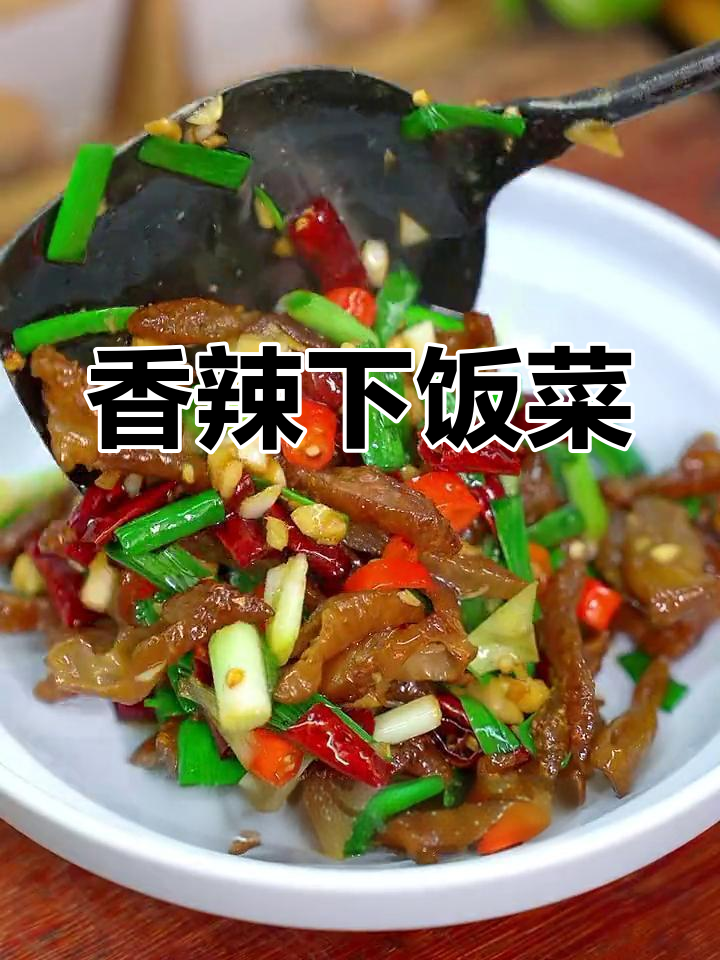 这道大蒜炒腊肠,香辣十足,米饭必备,绝对让你停不下来!