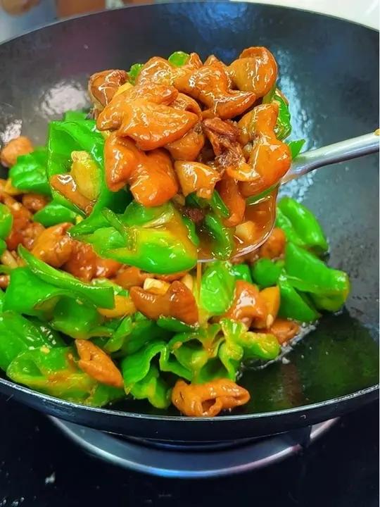 青椒炒卤肥肠