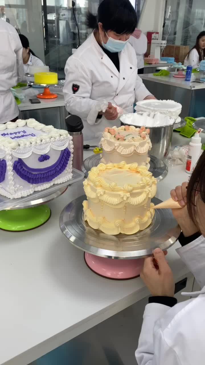 杭州酷德裱花培训班课间照|一起来走进裱花教室吧~ 裱花班学员日常练习作品 在老师的指导下完