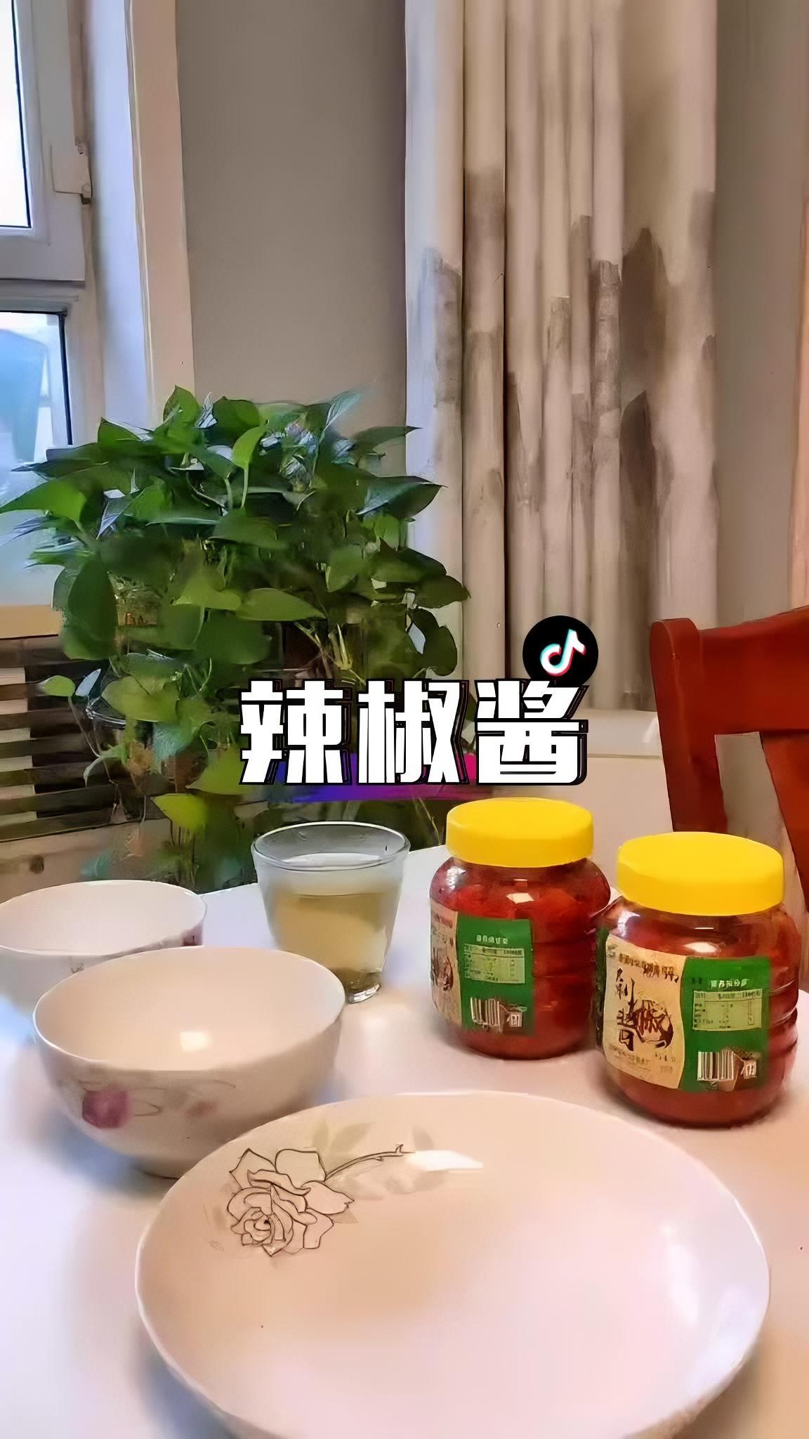 抱歉久等了,今年的新辣椒酱可以发货了,包装也升级了 新疆特产 伊犁辣椒酱