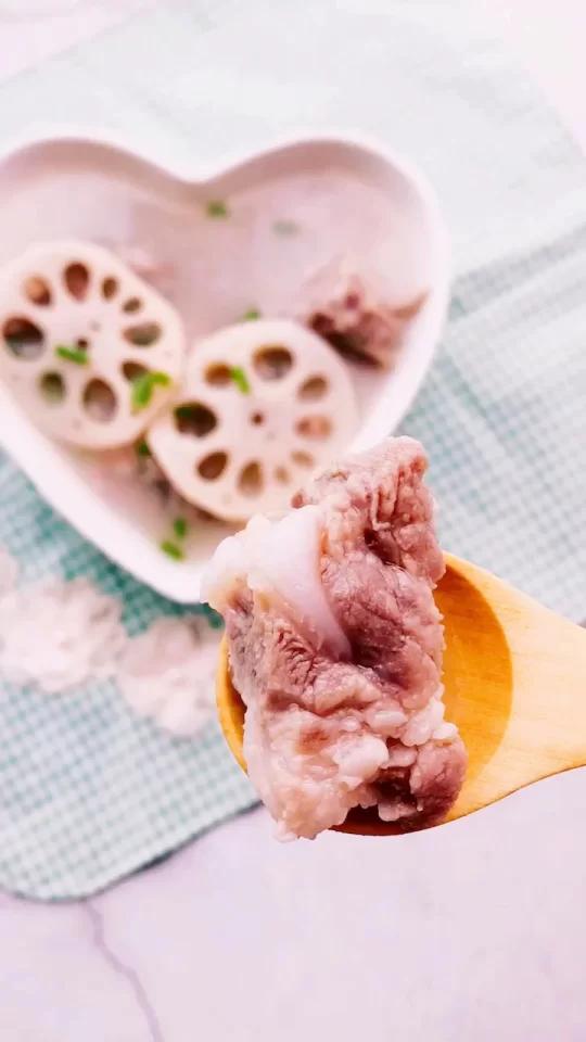 排骨莲藕汤,汤色浓白,鲜美可口 我还没准备好,怎么就立秋了?立秋有贴秋膘的习俗,做道排骨莲
