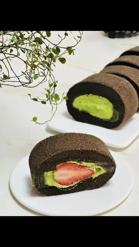 家人们谁懂啊！这可可奶酪开心果草莓卷，可可蛋糕体自带幽幽焦香，裹着丝滑开心果奶油，中间还藏