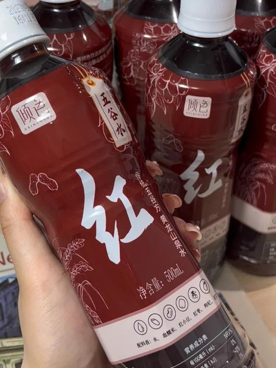 “夏天女孩子怎么少得了喝水呢” 夏天每天免不了奶茶或者饮料 青色的五谷水零糖零脂 喝起来有