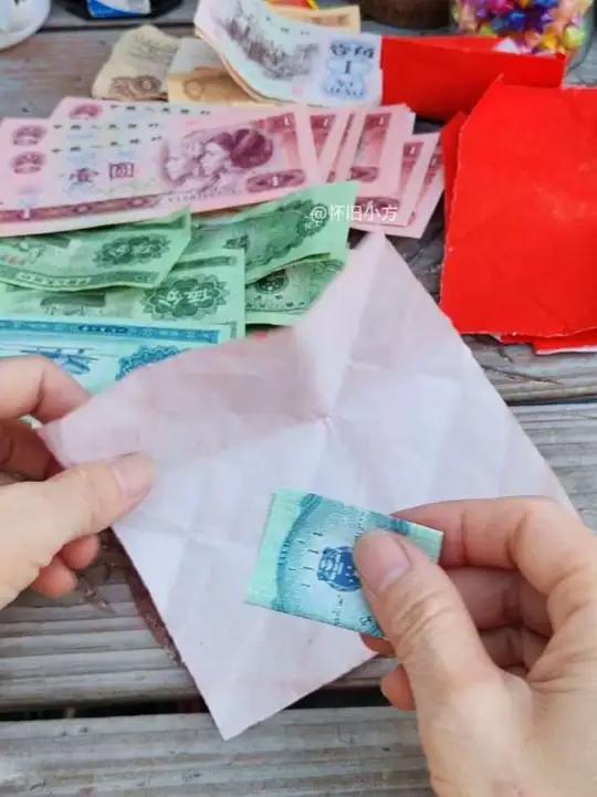 小时候过年,长辈给的利是,都是用这种红纸包的,这可是一代人最温暖的童年回忆啊