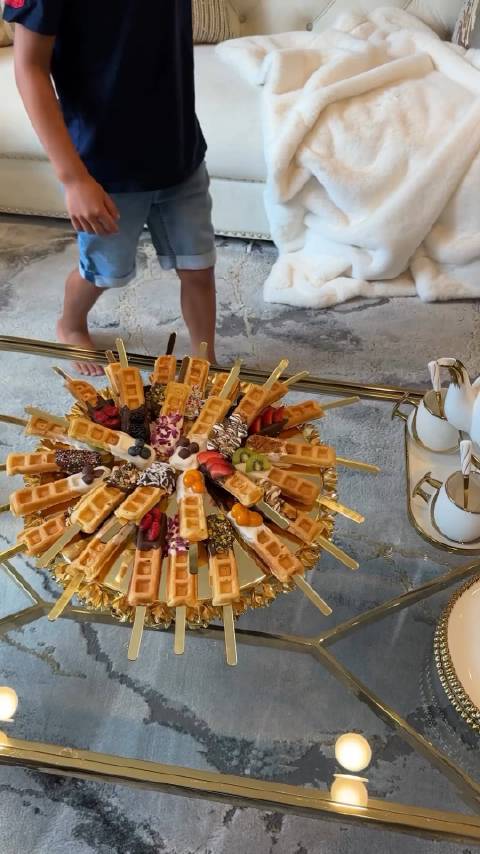 很有创意的把华夫饼做成条形,再用巧克力和糖珠等来进行调味和装