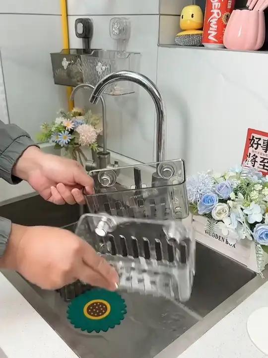 这个吸盘水槽置物筐真的太实用了,不仅可以放在水槽内收纳清洁工具,还能吸在墙上收纳姜蒜调料,
