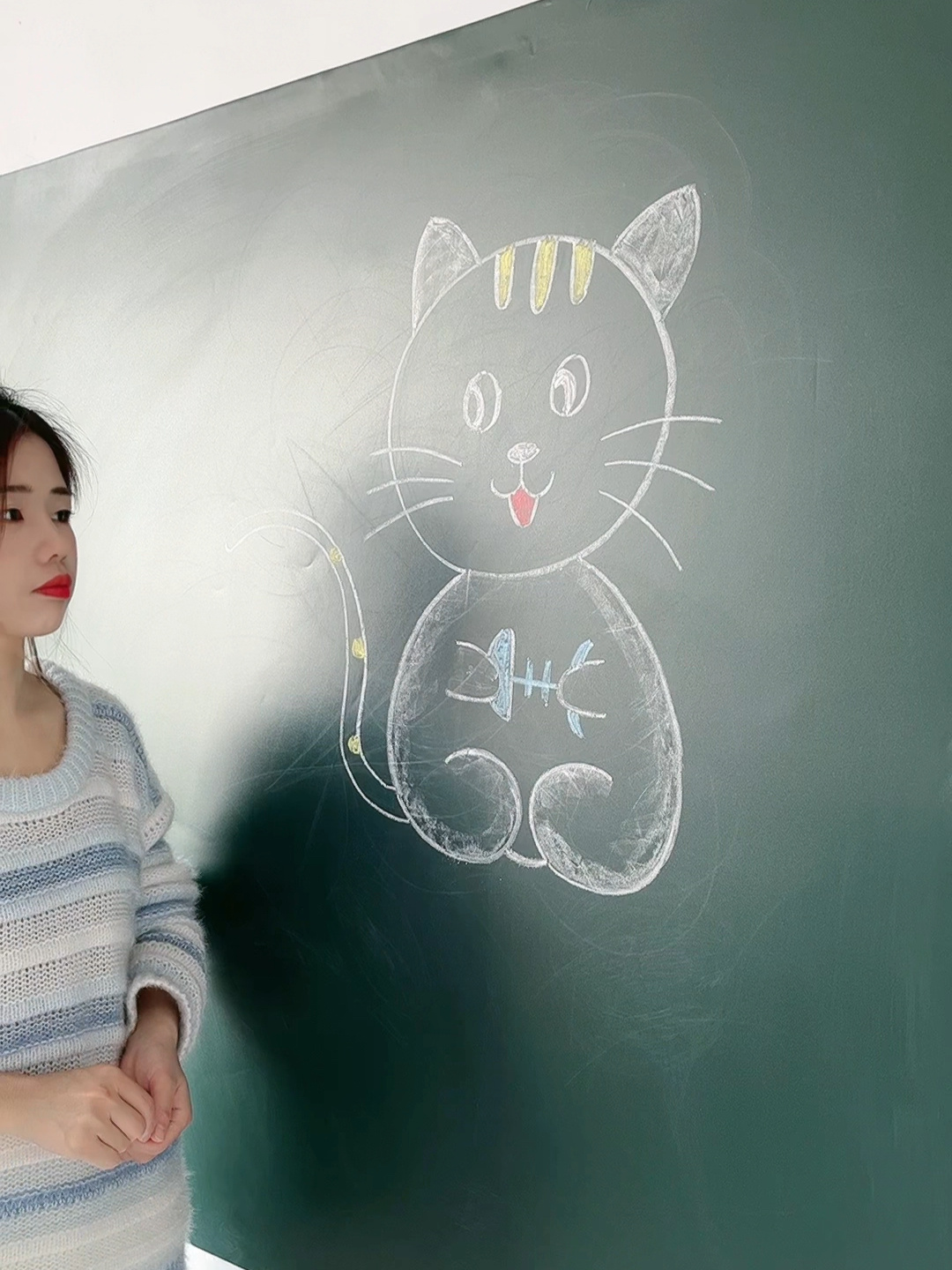 简笔画猫咪吃鱼