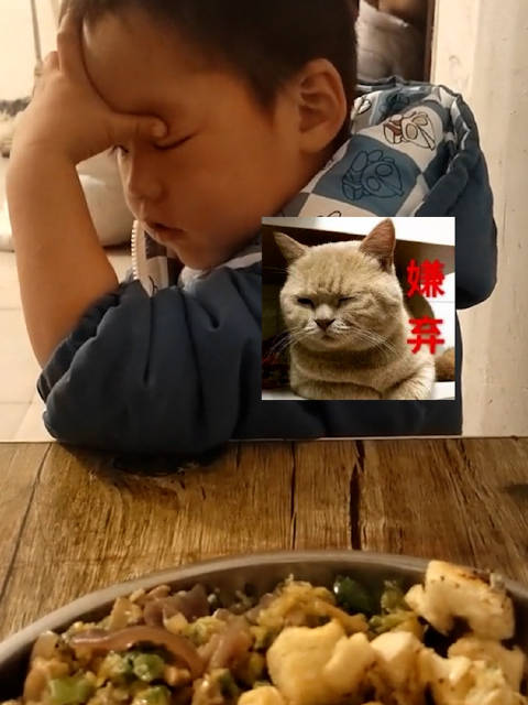 「萌娃看妈妈做饭手扶额头一脸愁容 妈妈:他说不好吃不想吃「捂脸」」10月25日,河南郑州。