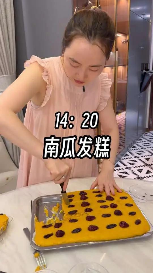 今天给老爹做盆热气腾腾的南瓜发糕,一家人吃的美滋滋!小时候你是我的依赖,长大后,我就是你的