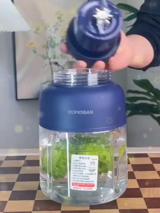 胡萝卜苹果番茄，简直就是神仙搭配！榨汁机榨的很细，口感很好喝 自制饮品果蔬榨汁机果