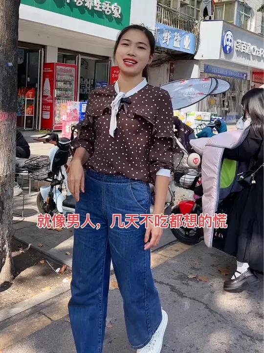 火爆全网的爆掌柜开到咱们新野了,你们都来过没?招牌鸡叉骨半斤只要8.8,点视频下方定位还有