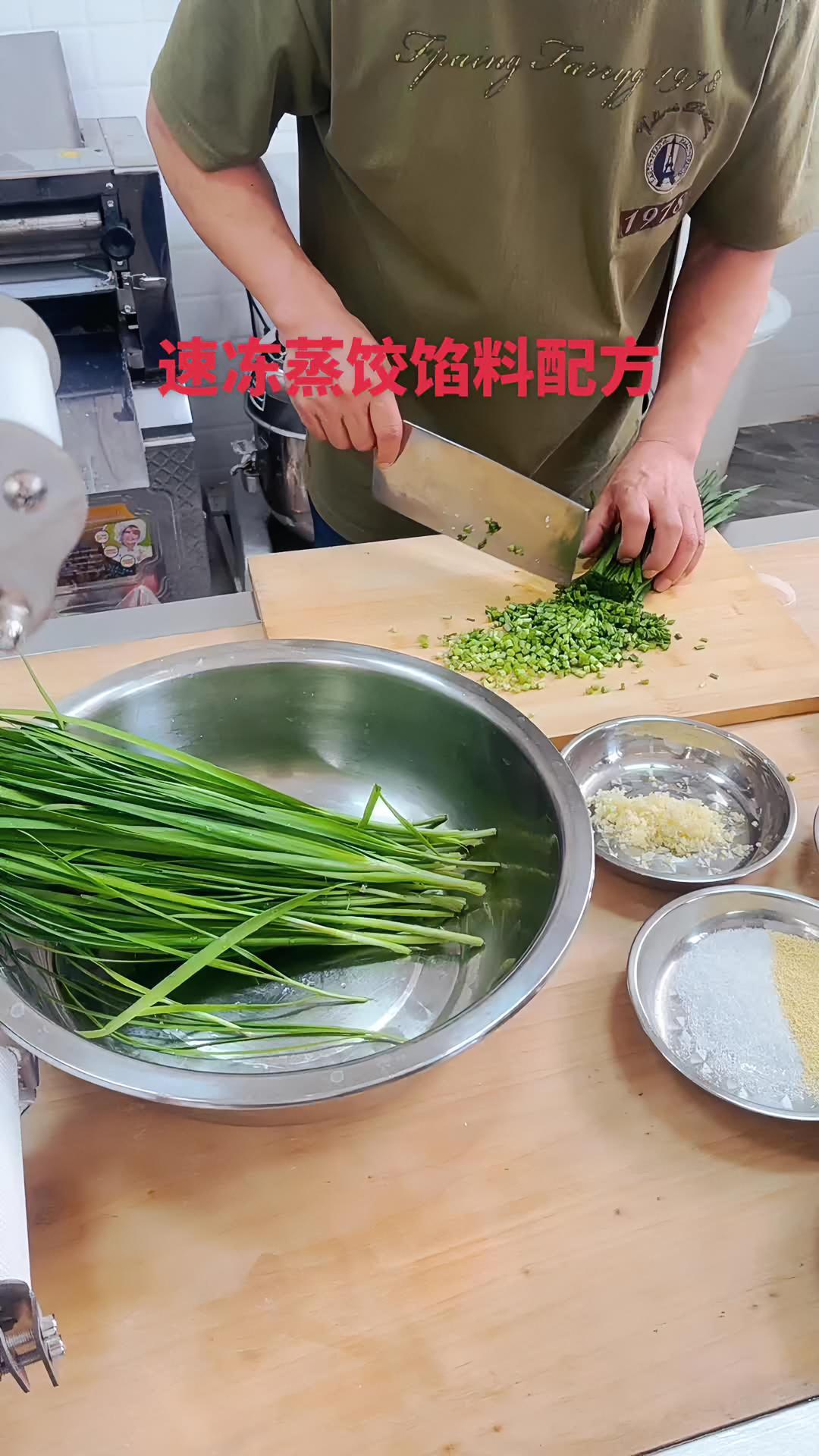 五花肉500克,韭菜150克,盐6克,鸡精味精各5克,十三香1克,葱江未8克,老抽5克,水
