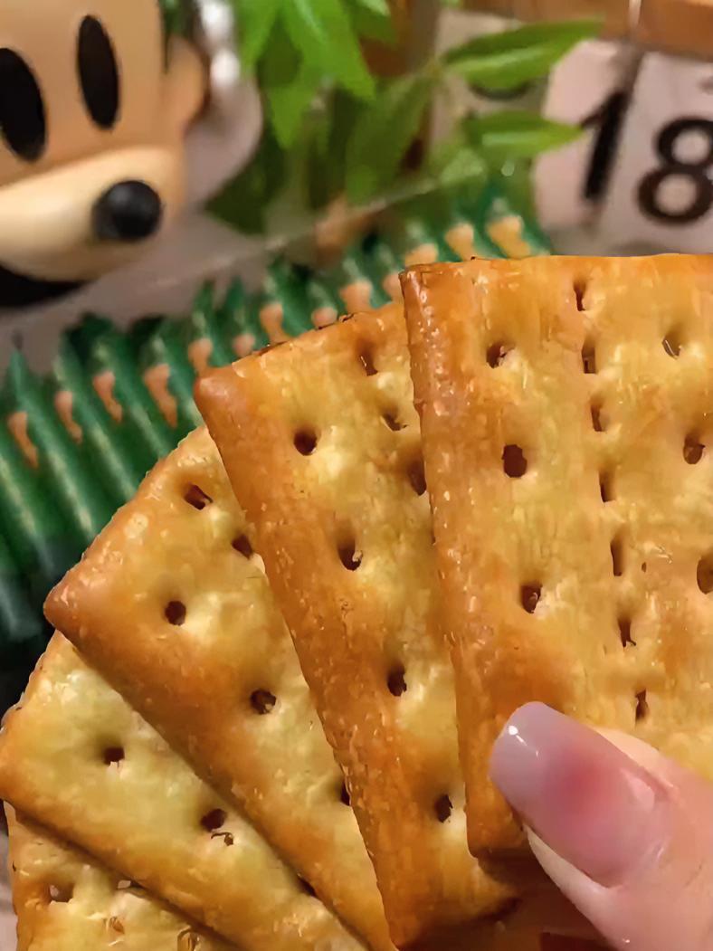 最近迷上了这个牛肉馅饼干,焦香酥脆的苏打饼包裹着满满的牛肉酱和肉松,酥酥脆脆的越嚼越香!又